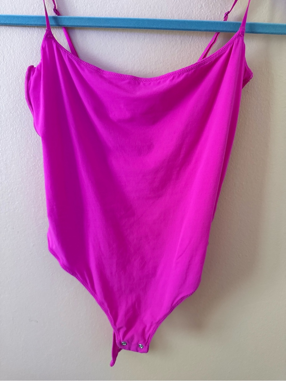 SKIMS FITS EVERYBODY CAMI BODYSUIT pink neon